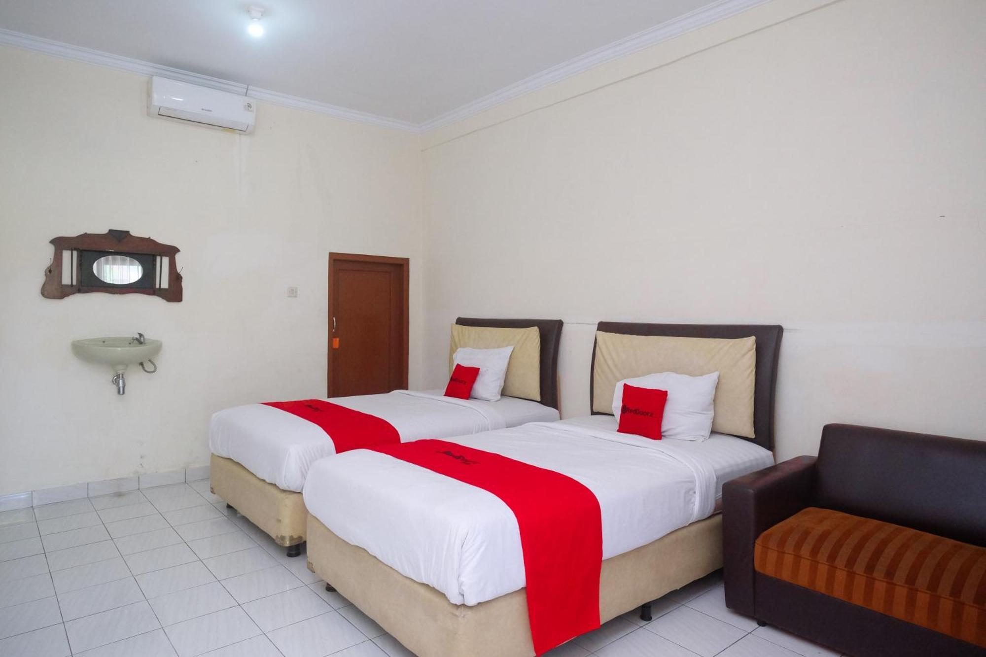Reddoorz Syariah Near Alun Alun Wonosari Hotel Exterior foto